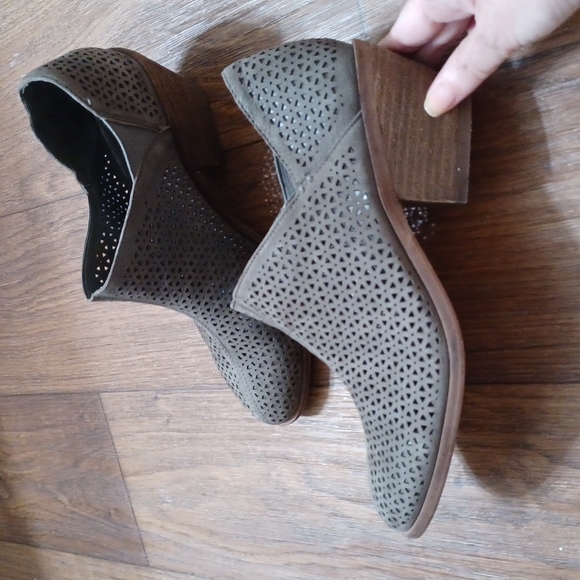 Vince Camuto perforated leather heel booties/ size 8 - Picture 2 of 6
